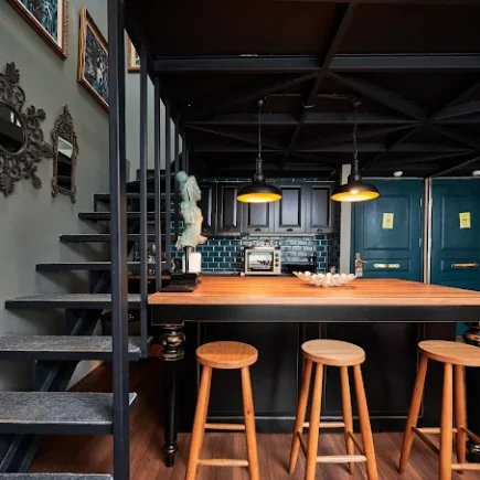 025 beyoğlu art hotels, istanbul art hotels, sanat temalı otel, çağdaş otel galerisi, faik pasha apartments, sanat oteli beyoğlu, uzun süreli konaklama, dijital göçebe otel, sanatçı rezidansı otel