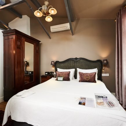 Beyoğlu Hotels 2026: İstanbul'un Kalbinde Butik Konaklama Rehberi 8 Beyoğlu design hotels, modern otel, sanat oteli, çağdaş konaklama, uzun dönem konaklama, faik pasha apartments, galata hotel, cihangir hotel, istanbul otel, rezervasyon, tripadvisor, google yorumları, butik otel, merkezi otel, 2025, suit daire, oda tipleri, sanat ve tasarım, beyoğlu mahallesi